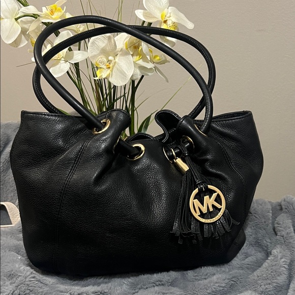 Michael Kors Medium East West Black Leather Tote/Bag GUC retail $398 - Picture 1 of 7